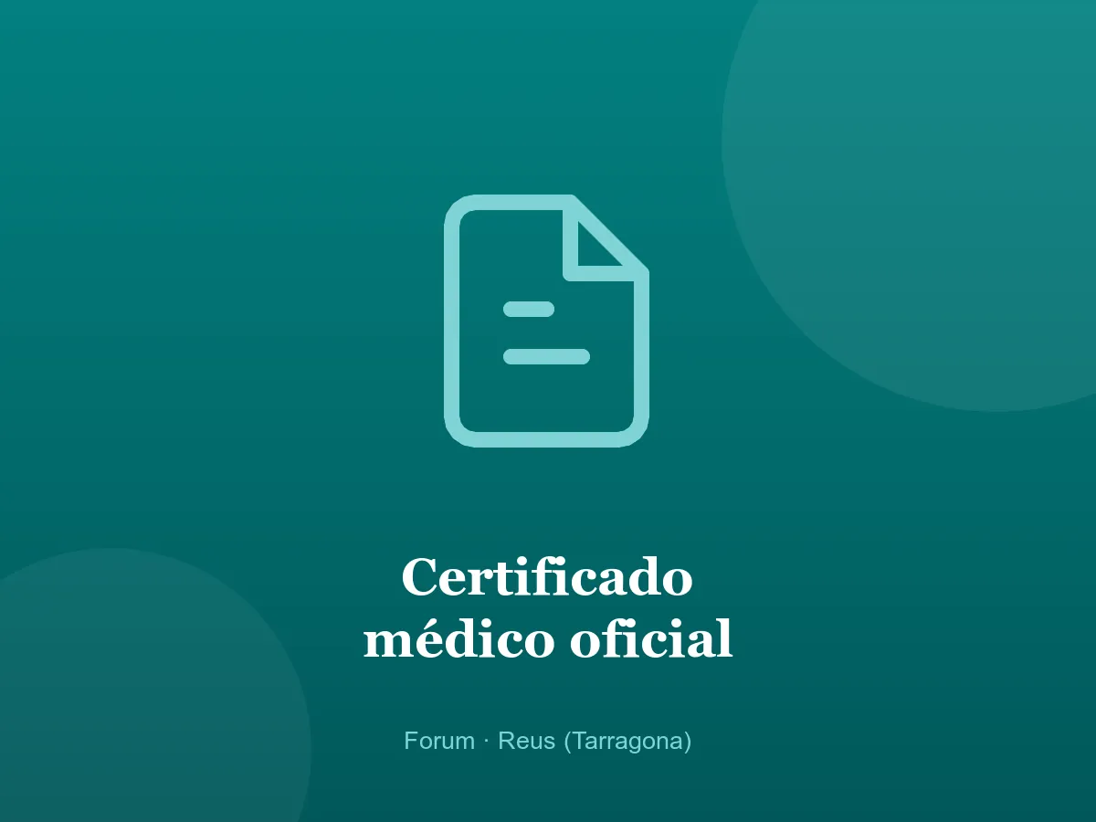 Médico entregando un certificado médico oficial en el centro Forum de Reus