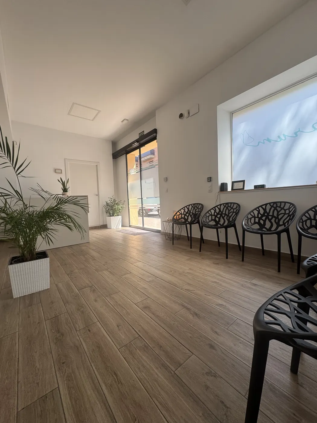 Sala de espera del centro Forum en Reus: sillas junto al ventanal y entrada a pie de calle